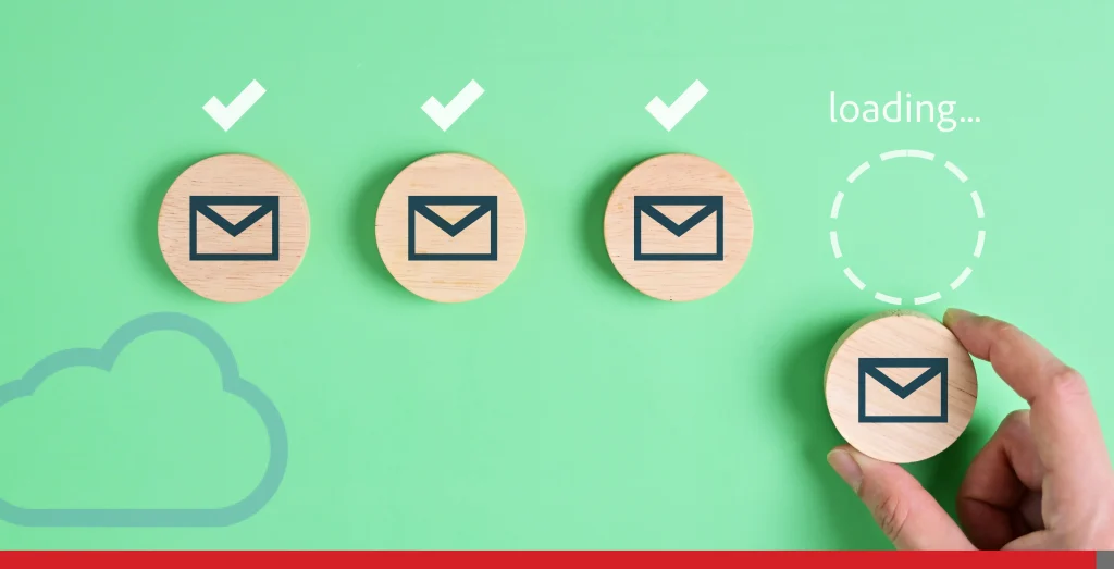 Icônes de messagerie en bois illustrant les tentatives de rançon et la recherche de l’erreur humaine, image d’archive - Envato
