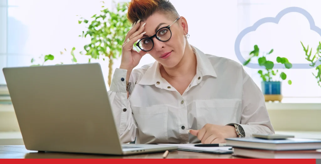 Portrait d’une femme d’âge moyen travaillant chez elle sur son ordinateur portable, Image d’archive - Envato
