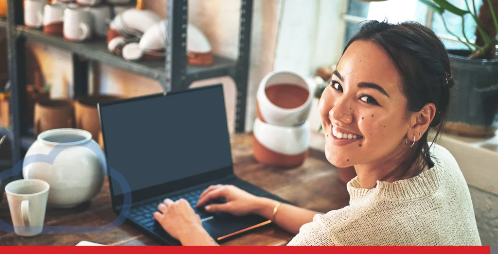 Jeune femme souriant parce qu’elle a reçu un nouvel avis positif d’un client, image d’archives - Envato
